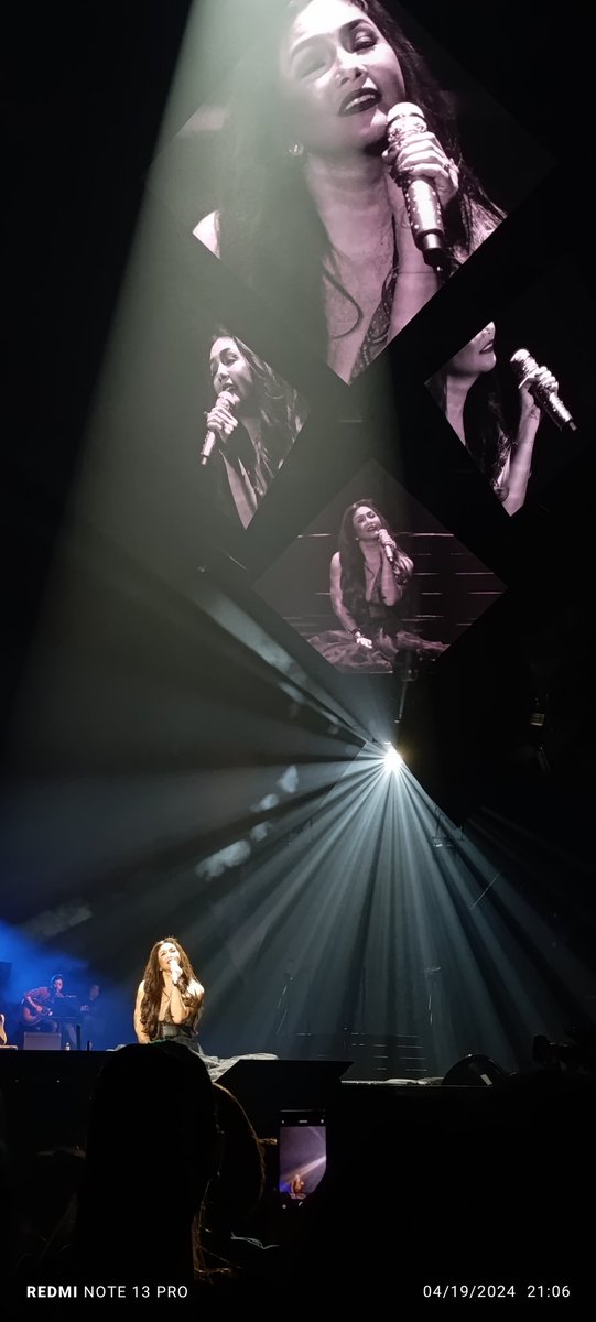 dianneRMT25's tweet photo. My favorite shot sa concert na bigla na Lang talaga tumulo luha ko.. 🥹🥹
❤️❤️❤️
#RRRConcert
#QueenRegine https://t.co/cbYp4CK93Z