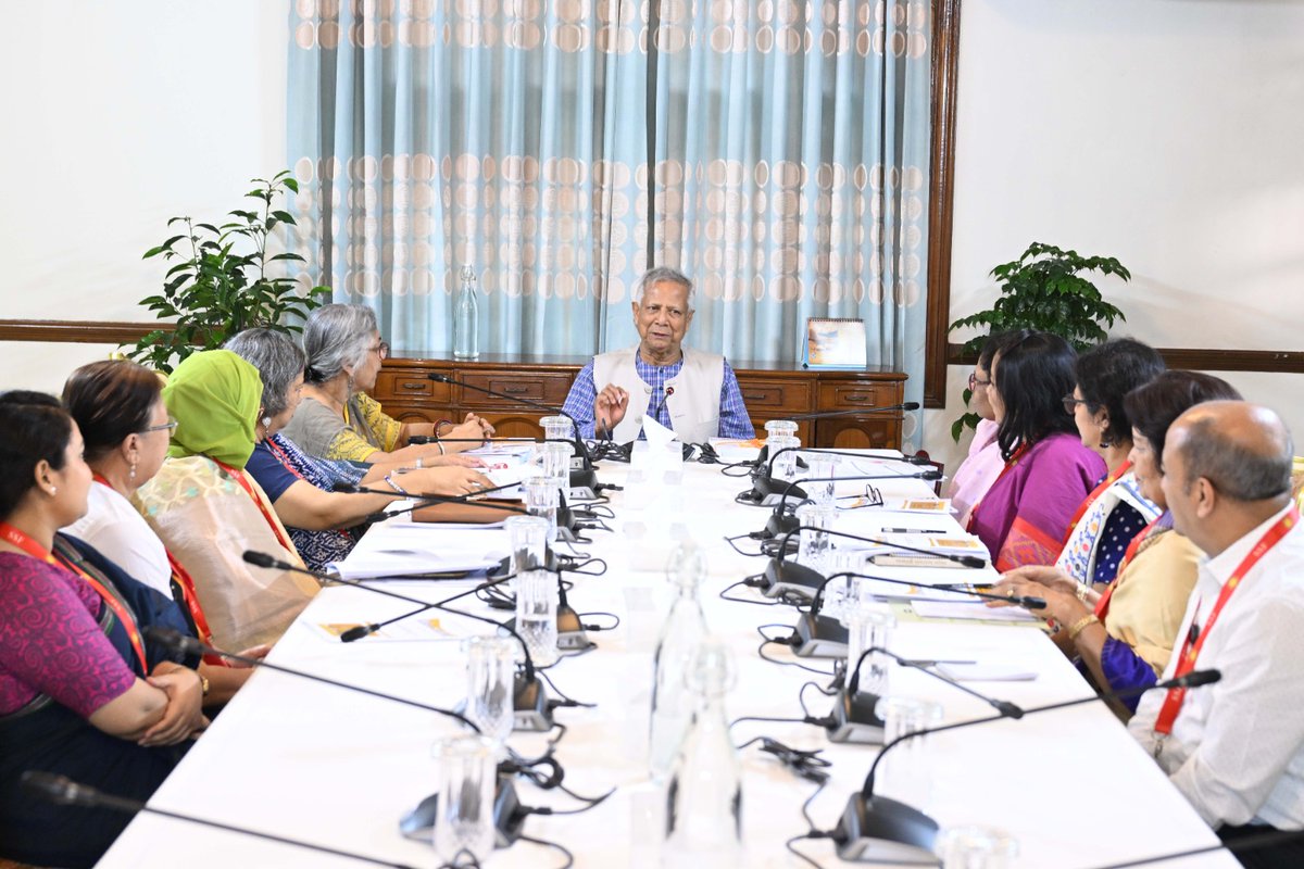 ChiefAdviserGoB's tweet photo. Women’s Affairs Reform Commission submitted its report to Chief Adviser Professor Muhammad Yunus at the State Guest House Jamuna on Saturday. https://t.co/NBvldiqvzd