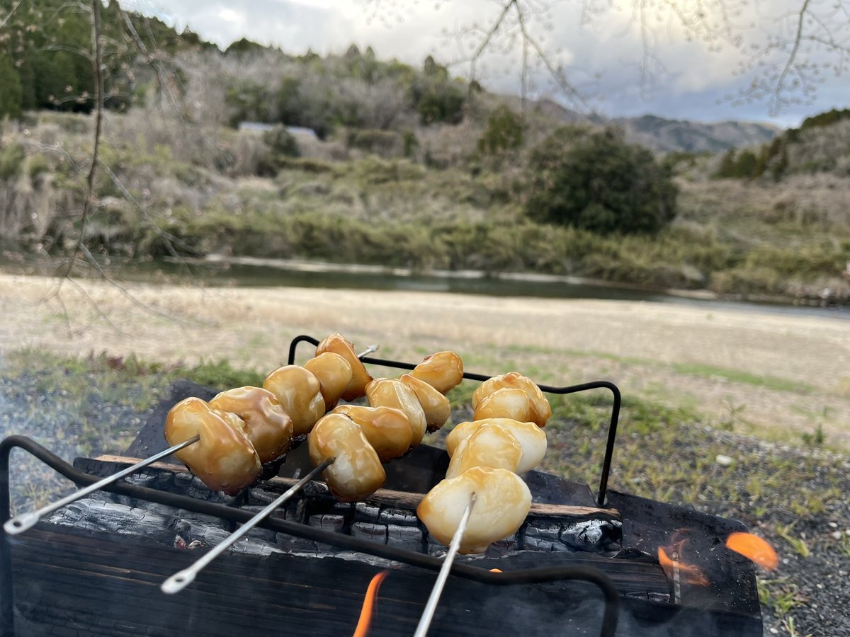 _3_8_miya's tweet photo. お蔵入りした「お花見キャンプツーリング編」です🌸🏕

花より団子ということで己の手で一から作った渾身のみたらし団子をキャンプ場で頬張り、キャンプ場横の温泉に浸かり、その道中で出会ったライダーと会話も弾み教えてもらった近くのツーリングスポットに翌日行き、最高だったのになぁ https://t.co/dNDn3Z3exi