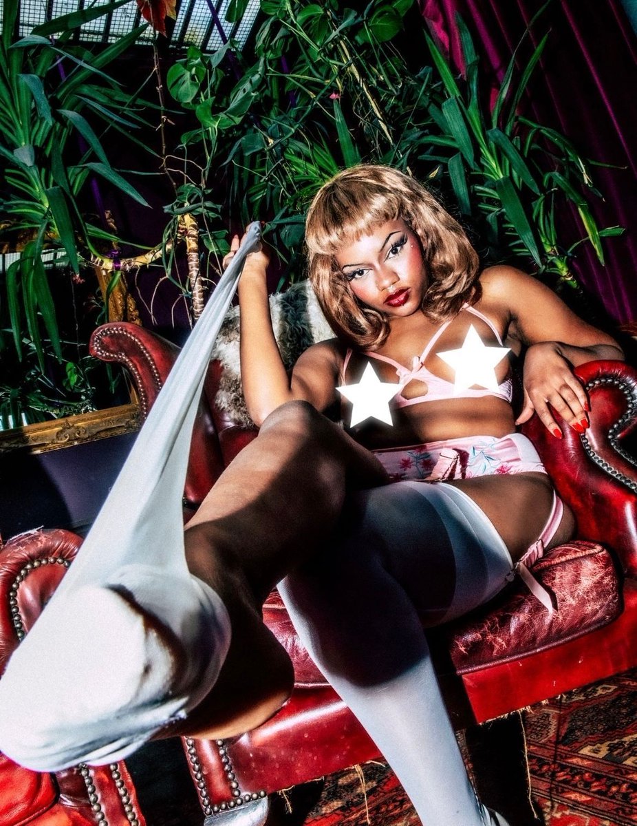 vonfloozy's tweet image. RT if stockings make you twitch…