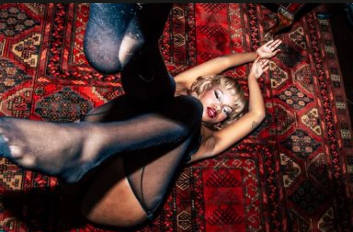 vonfloozy's tweet image. RT if stockings make you twitch…