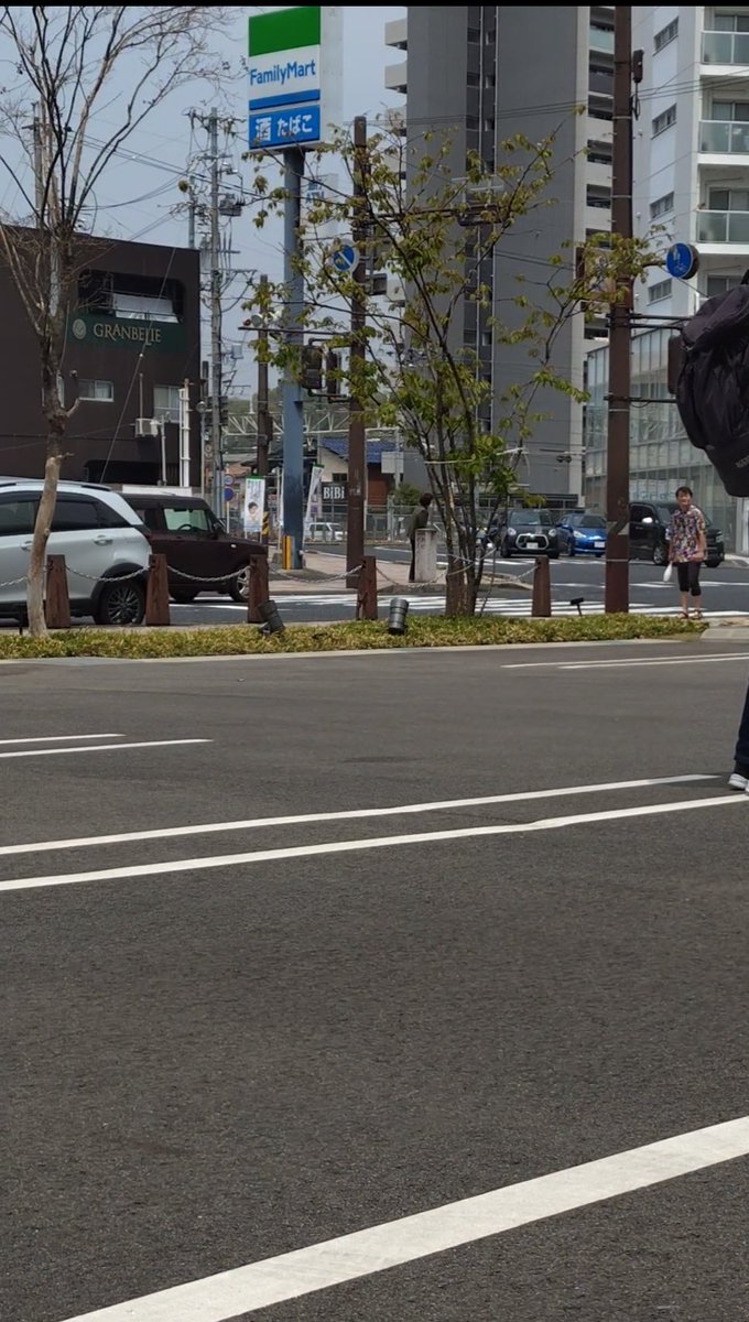 OylnG6n7QTjwPGt's tweet photo. 始まる前、向こう側の歩道からお客さんを連れてこようとするのをそっと見守る  #じゃぐたく さん😂
そしてお客さんとの追いかけっこをノリノリで見守る  #MAEP さんたち🤣 https://t.co/85qvb7LxFK