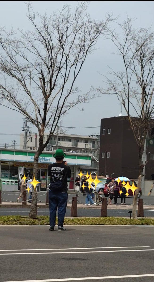 OylnG6n7QTjwPGt's tweet photo. 始まる前、向こう側の歩道からお客さんを連れてこようとするのをそっと見守る  #じゃぐたく さん😂
そしてお客さんとの追いかけっこをノリノリで見守る  #MAEP さんたち🤣 https://t.co/85qvb7LxFK