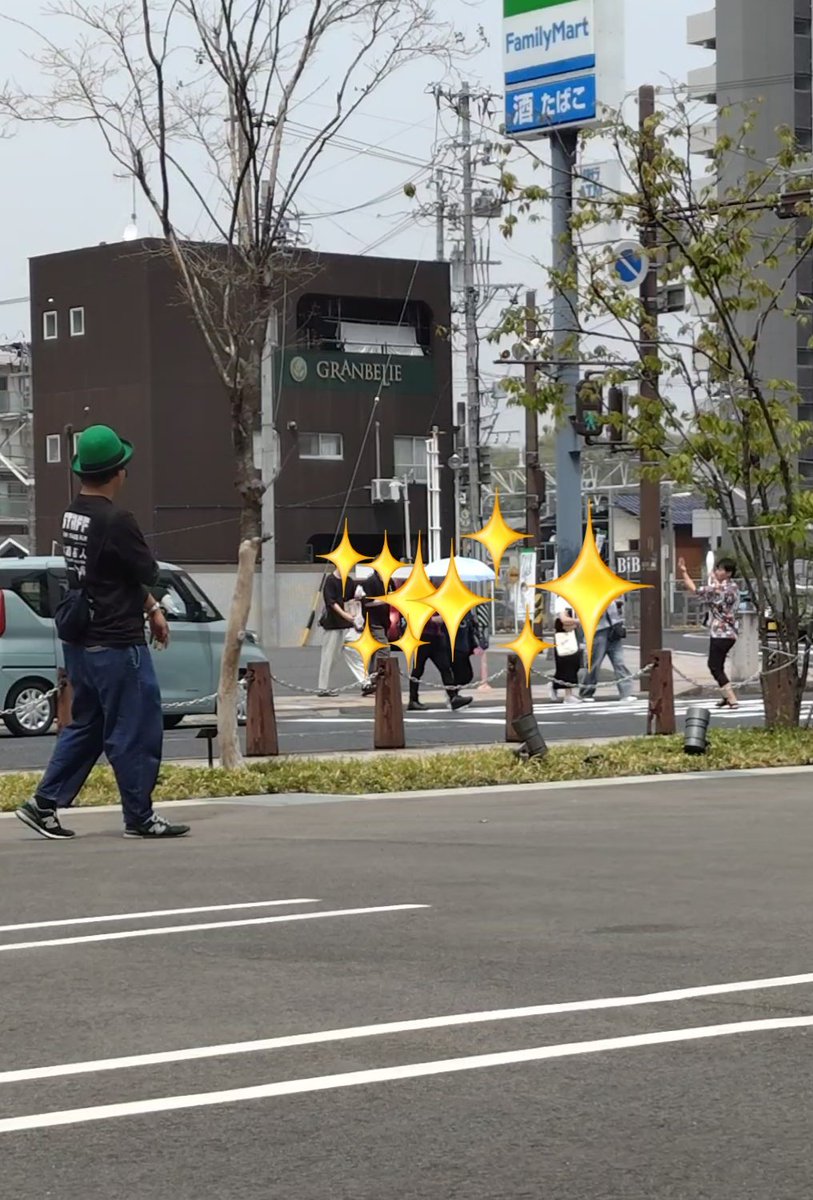 OylnG6n7QTjwPGt's tweet photo. 始まる前、向こう側の歩道からお客さんを連れてこようとするのをそっと見守る  #じゃぐたく さん😂
そしてお客さんとの追いかけっこをノリノリで見守る  #MAEP さんたち🤣 https://t.co/85qvb7LxFK