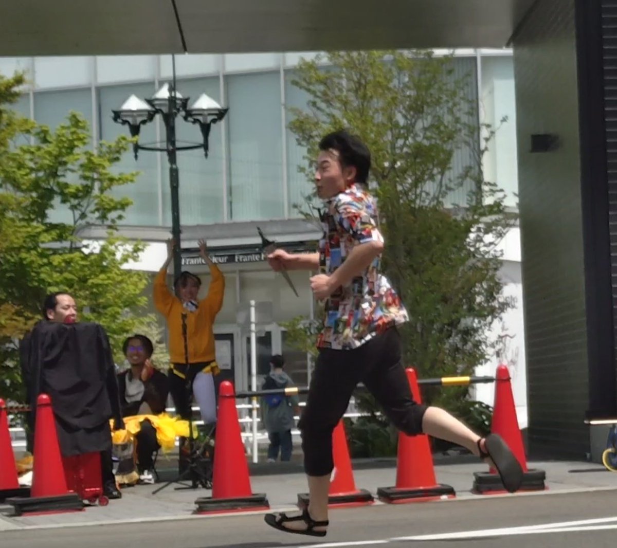 OylnG6n7QTjwPGt's tweet photo. 始まる前、向こう側の歩道からお客さんを連れてこようとするのをそっと見守る  #じゃぐたく さん😂
そしてお客さんとの追いかけっこをノリノリで見守る  #MAEP さんたち🤣 https://t.co/85qvb7LxFK
