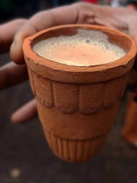 चाय है यारों मोहब्बत नहीं जो बेवफा हो जाएगी, 
एक चाय ही है जिसके न मिलने पर दिन अधूरा लगता है ☕