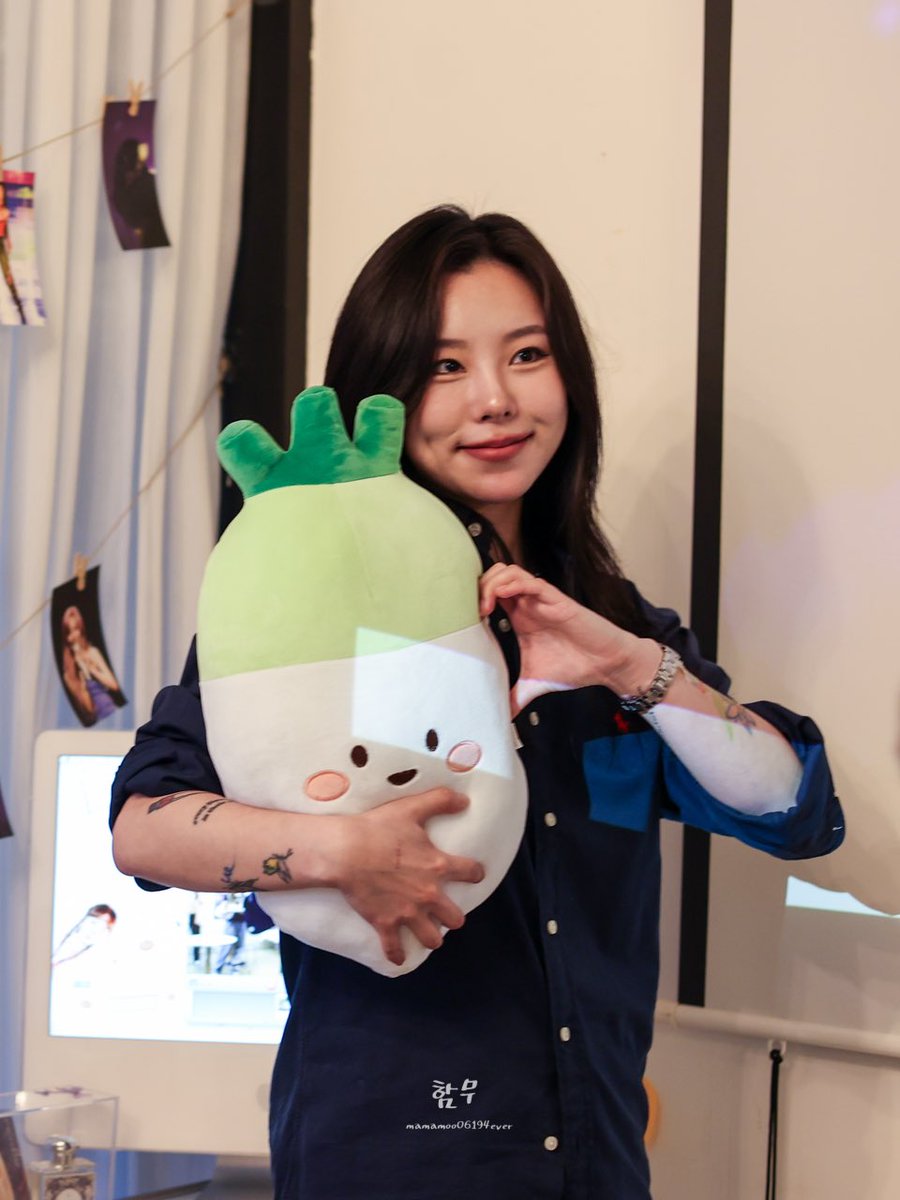 무무를 안고 있는 휘이니 너무 귀엽자나😖
丁輝人超愛這顆菜桃耶,,,