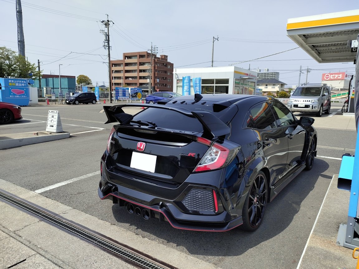car_drive773's tweet photo. 【ご報告】
この度CIVIC typeR FK8納車となりました！！
黒色市場に無さすぎて困った困った🙁
シビ乗りの皆さんまたよろしくお願いします🙇
（尚チェックランプ点灯で明日緊急入庫の模様w）
＃シビックの日 https://t.co/WCLPXwBWhz
