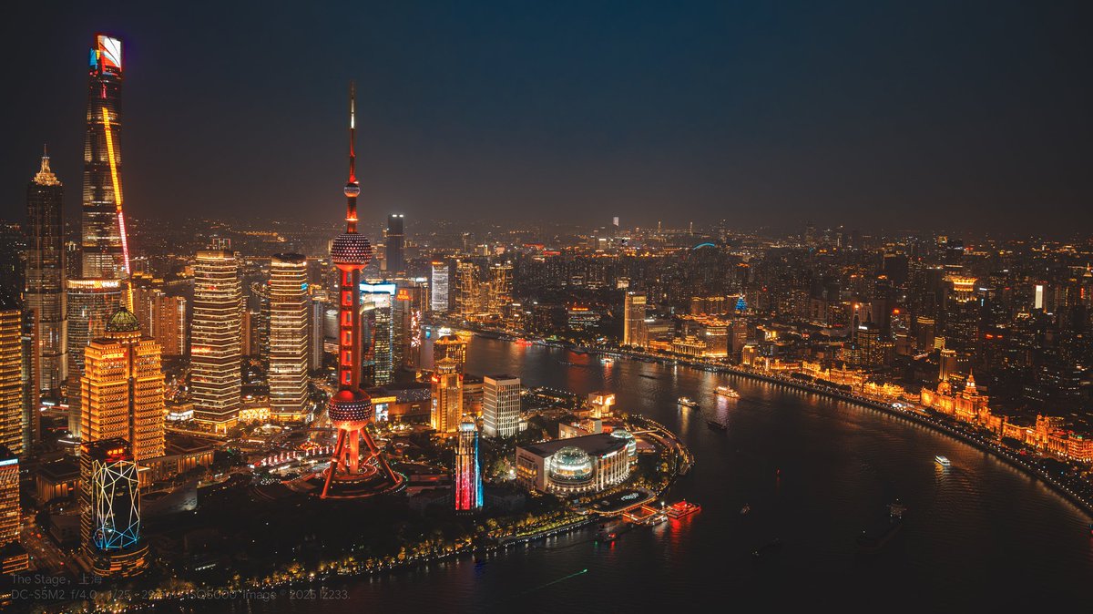 外滩夜色。

在不久刚开业的 The stage 观景台取景。