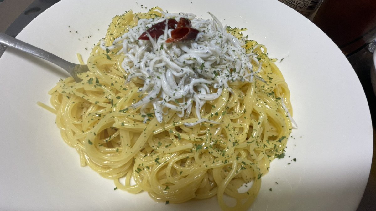 heysimrain's tweet photo. 米油で作るしらすのペペロンチーノ🍝

ほんだしの昆布だし使ってるからかめっちゃしらすと合う！ちょっとさやの唐辛子入れすぎて辛かったけどこのペペロンチーノマジ美味い。 https://t.co/h0DgLMXFTE