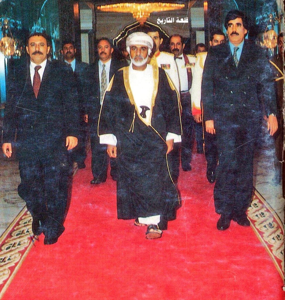 صورة نادرة تجمع السلطان قابوس بن سعيد، مع الرئيس السابق علي عبدالله صالح ونائبه -آنذاك- #علي_سالم_البيض، بمدينة #صلالة في أبريل ١٩٩٤م، في إطار الوساطة العمانية لمحاولة حل الصراع.
#اليمن_الجمهوري