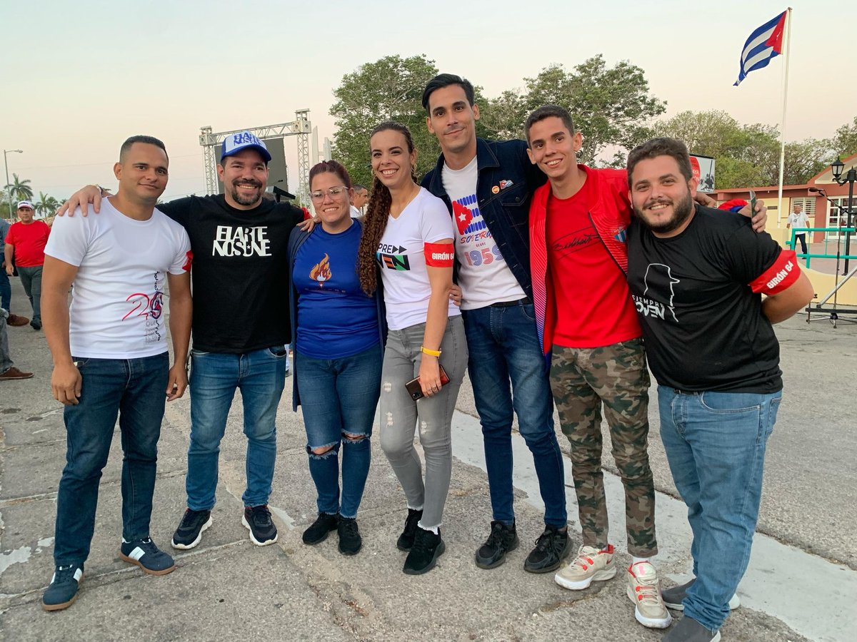 Junto a esta tropa y un centenar de jóvenes más amanecemos en Playa Girón, el sitio donde se le propinó al imperialismo yanqui su primera gran derrota militar en América Latina. Fue este un suceso marcado por la victoria, la heroicidad del pueblo y el liderazgo de #Fidel.