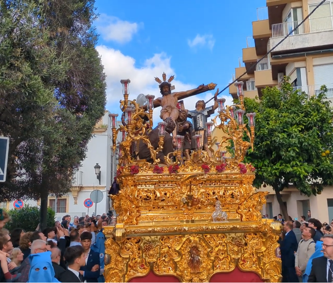 Santísimo Cristo de la Exaltación por la Plaza de San Andrés de Jerez de la Frontera 2025 a sones de la Agrupación Musical Virgen de los Reyes