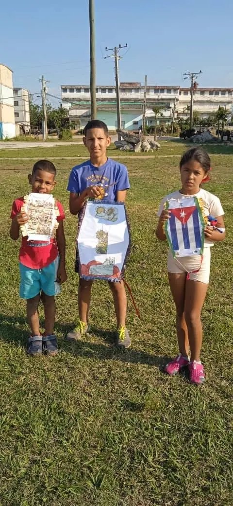 "..La esencia de volar papalotes radica en disfrutar,en dejar volar la imaginación,nuestros sueños y trabajar por ellos".
Desde el Consejo Popular de Henequén, en #Mariel nuestros niños, se divierten de una manera sana en esta semana de la Victoria..