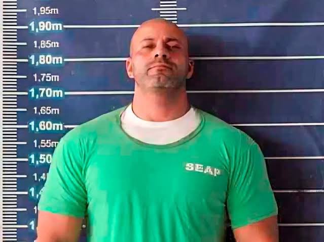 Um estuprou a filha e mandou matar a mãe dela, já o outro como deputado falou o que pensa sobre o STF em tribuna 🤷🏼‍♀️ o primeiro foi pra casa em prisão domiciliar e o segundo está apodrecendo na masmorra do Xandão.