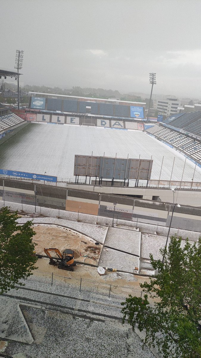 CovaLleida's tweet photo. La que ha caigut...🫣☔️

@LleidaCF #lleida #campdesports https://t.co/LSNUKBQIJN