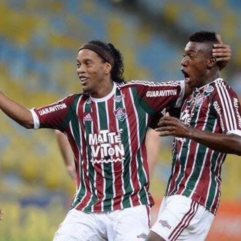 leonardofmv's tweet photo. Eu devo ser muito sortudo...
Vi Ronaldinho e Pelé jogarem juntos no meu time🙏🏻 https://t.co/YHVqoFNcfB