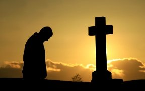 Ein Tag wie dieser, wird uns immer in Erinnerung bleiben. Damals fragte ich mich, wie man mit so einer Tragödie umgehen soll, doch Heute weiß ich, dass die Zeit die Wunden zwar nicht heilt, doch lindert sie zumindest den Schmerz.