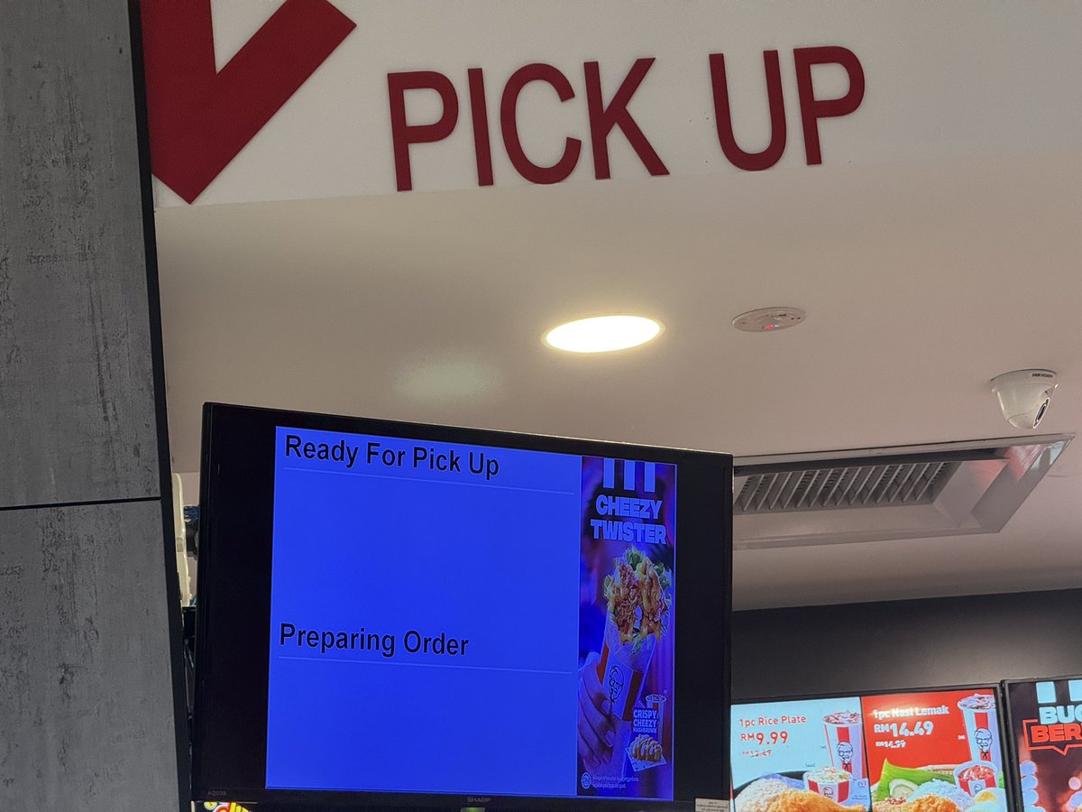 SenangOnline's tweet photo. .@KFCmalaysia Balik Pulau kena boh amaran besar-besar “pesanan akan ambil masa sejam atau lebih”.

Dah 4 kali ke lokasi sini dalam dua bulan, dua-dua pesanan guna app dan di kedai ambil masa amat lama walaupun tak adalah ramai sangat pun pelanggan, dan bilangan pekerja besar. https://t.co/6gIv8mBd3i