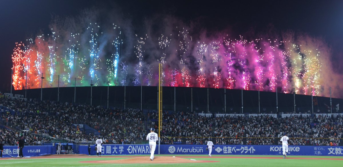 sanspo_giants's tweet photo. 【🔥#熱闘撮って出し🔥】
今日は神宮球場の隣にある国立競技場で人気アイドルグループ #SnowMan のライブが行われており、試合途中に鮮やかな花火が上がりました。選手たちも観客も思わず注目（撮影・長尾みなみ）

#ジャイアンツ #giants #巨人 #サンスポ https://t.co/NqmC35n4JM
