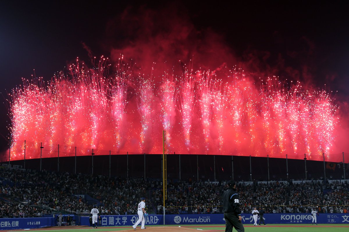 sanspo_giants's tweet photo. 【🔥#熱闘撮って出し🔥】
今日は神宮球場の隣にある国立競技場で人気アイドルグループ #SnowMan のライブが行われており、試合途中に鮮やかな花火が上がりました。選手たちも観客も思わず注目（撮影・長尾みなみ）

#ジャイアンツ #giants #巨人 #サンスポ https://t.co/NqmC35n4JM