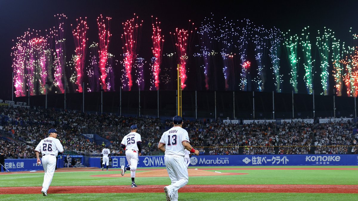sanspo_giants's tweet photo. 【🔥#熱闘撮って出し🔥】
今日は神宮球場の隣にある国立競技場で人気アイドルグループ #SnowMan のライブが行われており、試合途中に鮮やかな花火が上がりました。選手たちも観客も思わず注目（撮影・長尾みなみ）

#ジャイアンツ #giants #巨人 #サンスポ https://t.co/NqmC35n4JM