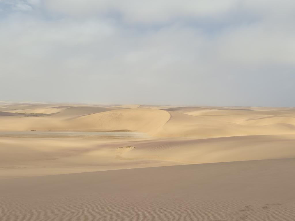 LejarretaMa's tweet photo. Paisajes espectaculares en la provincia de #Namibe en el Sur de #Angola en el desierto; Parque Nacional de Iona; las costas; las estepas y la ciudad de #Tombwa. Impresiona la inmensidad y la tranquilidad. Merece la pena conocerse. https://t.co/Ow8ny14ZHV