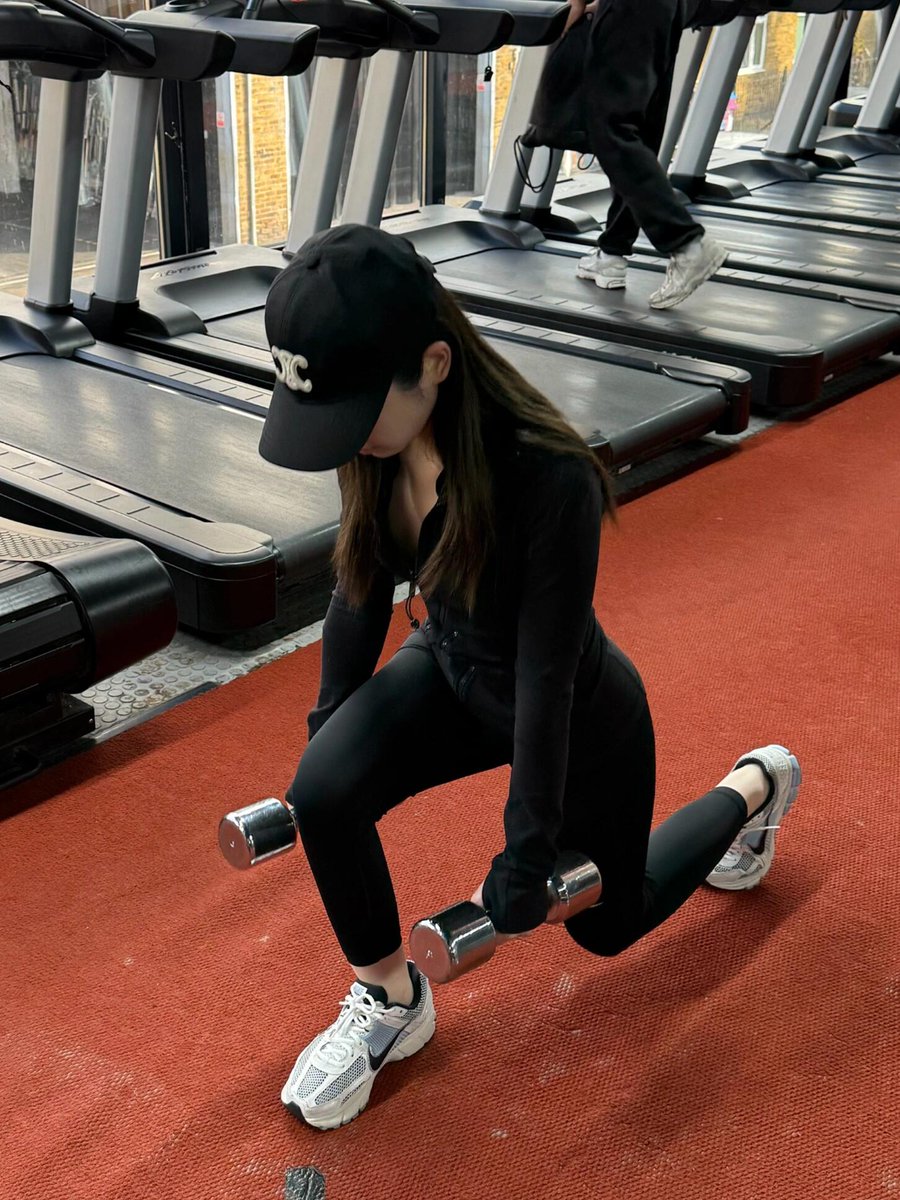 Micki53839366's tweet photo. Going to the gym every day makes me feel like I'm losing more weight 🏋️‍♀️ https://t.co/qXESmLyhjP