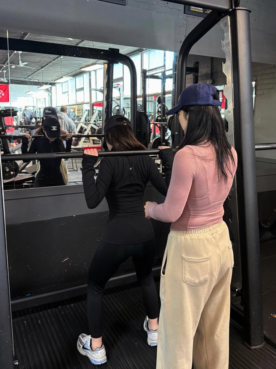 Micki53839366's tweet photo. Going to the gym every day makes me feel like I'm losing more weight 🏋️‍♀️ https://t.co/qXESmLyhjP