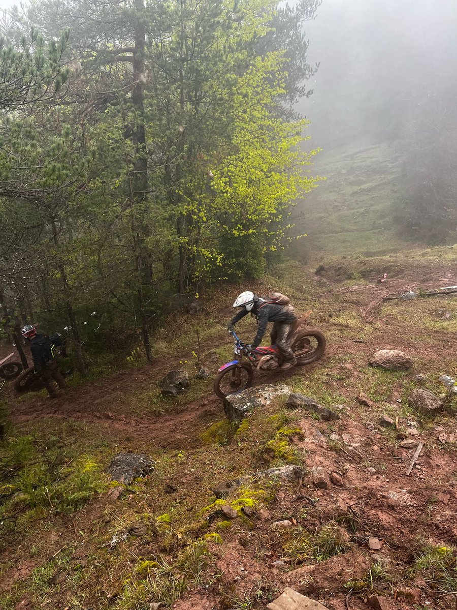 MC_Abadesses's tweet photo. 😬💦Una segona jornada passada per aigua! Els pilots gaudeixen (i pateixen) de les zones d’avui dissabte💪

#3DTS #3dts2025 #santigosa #trial #somtrial https://t.co/4Xt7u5zbhV