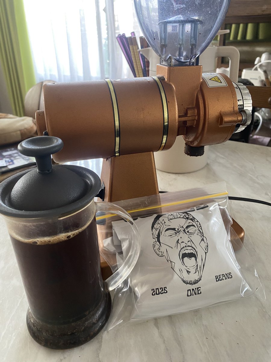 brabra_blanc's tweet photo. 先日の #DREAMMUG さん冠の試合の際に当選したギフト券を使用して購入した #FOURCOFFEE のコーヒーが今日届きました。
早速フレンチプレスで飲みました。
昨日焙煎で、超新鮮。
美味しくいただきました^ ^
#狩俣昌也
#長崎ヴェルカ https://t.co/oIgnVW15xR