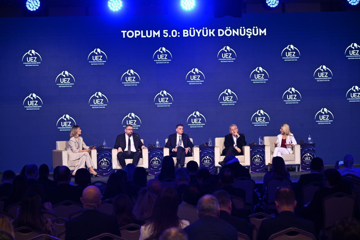 bahcesehir_k12's tweet photo. Genel Müdürümüz Özlem Koç, Uluslararası Ekonomi Zirvesi'nde “Toplum 5.0: Büyük Dönüşüm” panelinde konuşmacı olarak yer aldı.

Akan Abdula (FutureBright Group Kurucu Ortak), Alper Şengül (BSH Türkiye CEO), Bekir Ağırdır (Veri Enstitüsü Kurucu Yönetim Kurulu Başkanı) ‘ın da yer aldığı panelde, Türkiye’de ve dünyada bireylerin, şirketlerin, eğitim başta olmak üzere tüm sektörlerin Toplum 5.0’a hazırlık süreçleri tartışıldı.

#UEZ2025