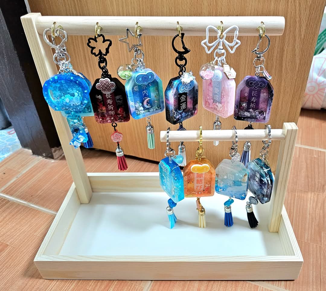 ELF_Resin's tweet photo. ซื้อที่แขวนมาใช้ในบูธงาน #if4 ละลองแขวนโอมาโมริดู น่ารักมั้ยยย
แขวนแล้วเริ่ด เลยล็อคมงอันนี้ไว้แขวนโอมาโมริเลยค่ะ(⁠｡⁠•̀⁠ᴗ⁠-⁠)⁠✧ https://t.co/7SJCFIpIs7