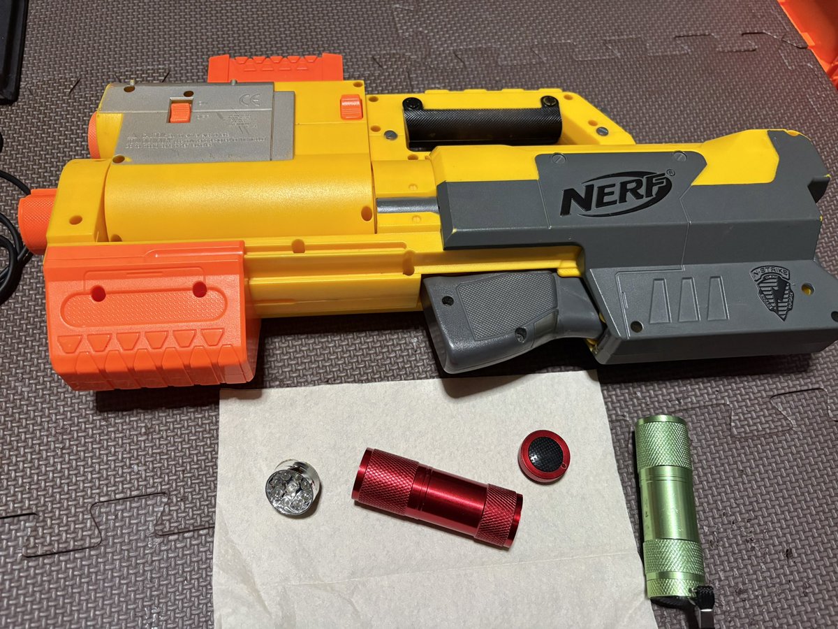pickles_Nerf's tweet photo. 転がっていた百均LEDライトのユニットが、デプロイのライトに丁度良い大きさだつたので組み込んでみました。玉数が多いので明るくなり過ぎて眩しい。
#NERF #ナーフ https://t.co/kzGnTmn0Rm