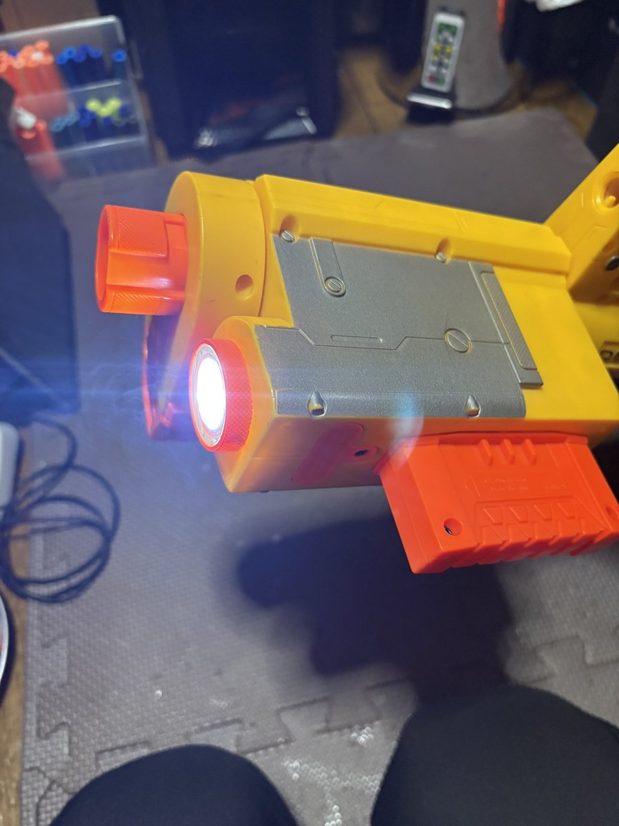 pickles_Nerf's tweet photo. 転がっていた百均LEDライトのユニットが、デプロイのライトに丁度良い大きさだつたので組み込んでみました。玉数が多いので明るくなり過ぎて眩しい。
#NERF #ナーフ https://t.co/kzGnTmn0Rm