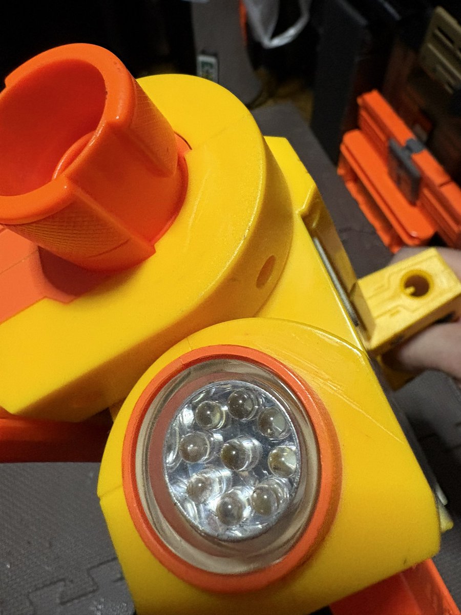 pickles_Nerf's tweet photo. 転がっていた百均LEDライトのユニットが、デプロイのライトに丁度良い大きさだつたので組み込んでみました。玉数が多いので明るくなり過ぎて眩しい。
#NERF #ナーフ https://t.co/kzGnTmn0Rm