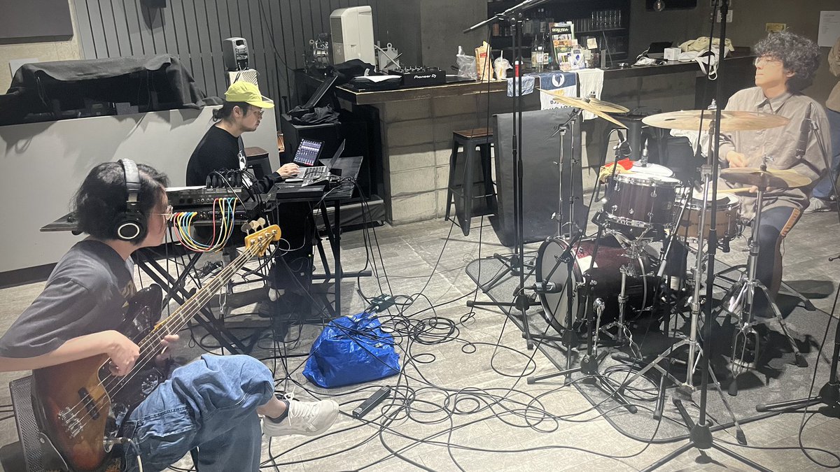 レコーディング風景📸

本日はドラム、ベースのレコーディングです。
音にこだわって録っていきます。