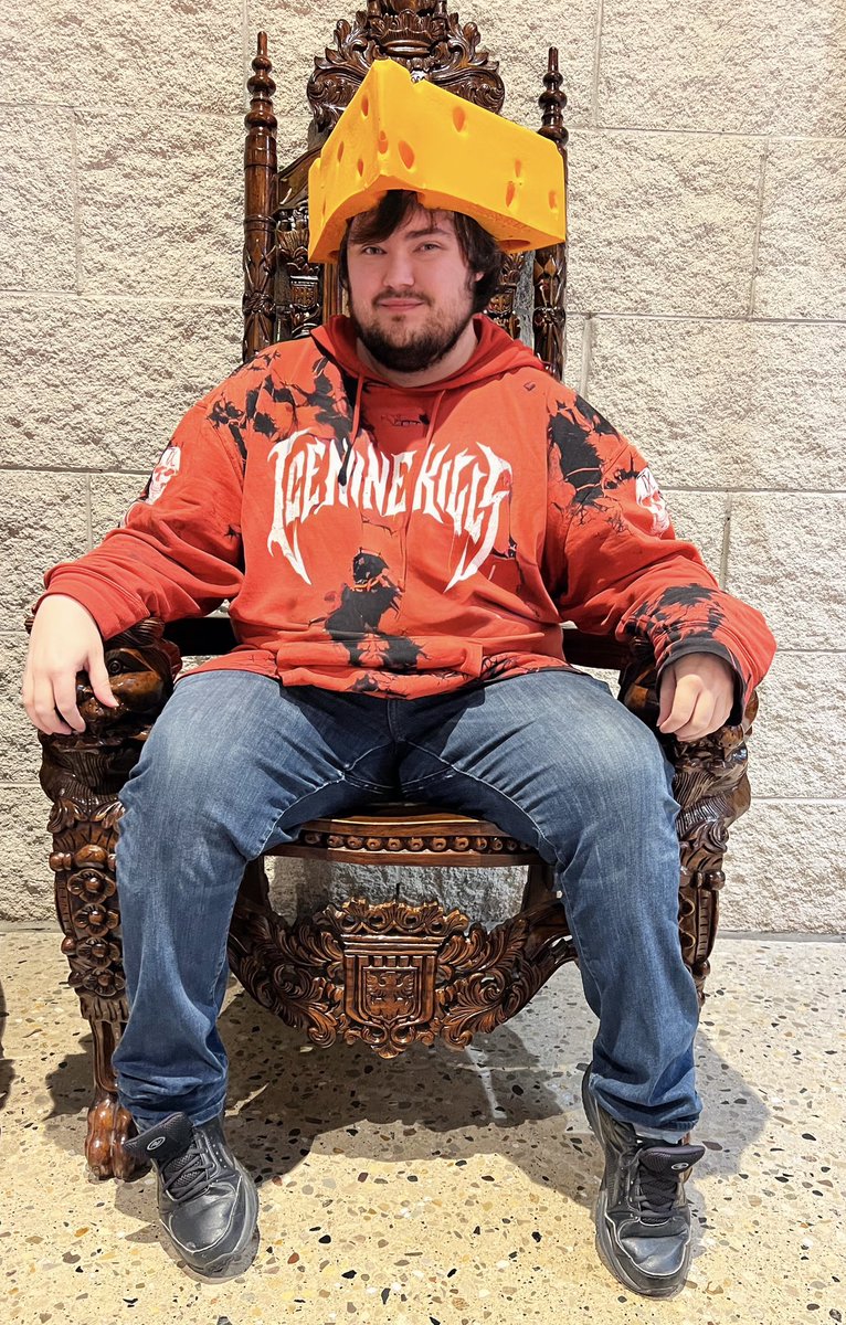 DorianSinnott's tweet image. Oh, hey. Since I forgot to mention… I’m in Kenosha, WI for the Slay the Lake author event at the Final Girl Bar tonight!
It was a 13 hour drive from New York, but I’m here! And indulging in lots of cheese and beer 🧀🍻
