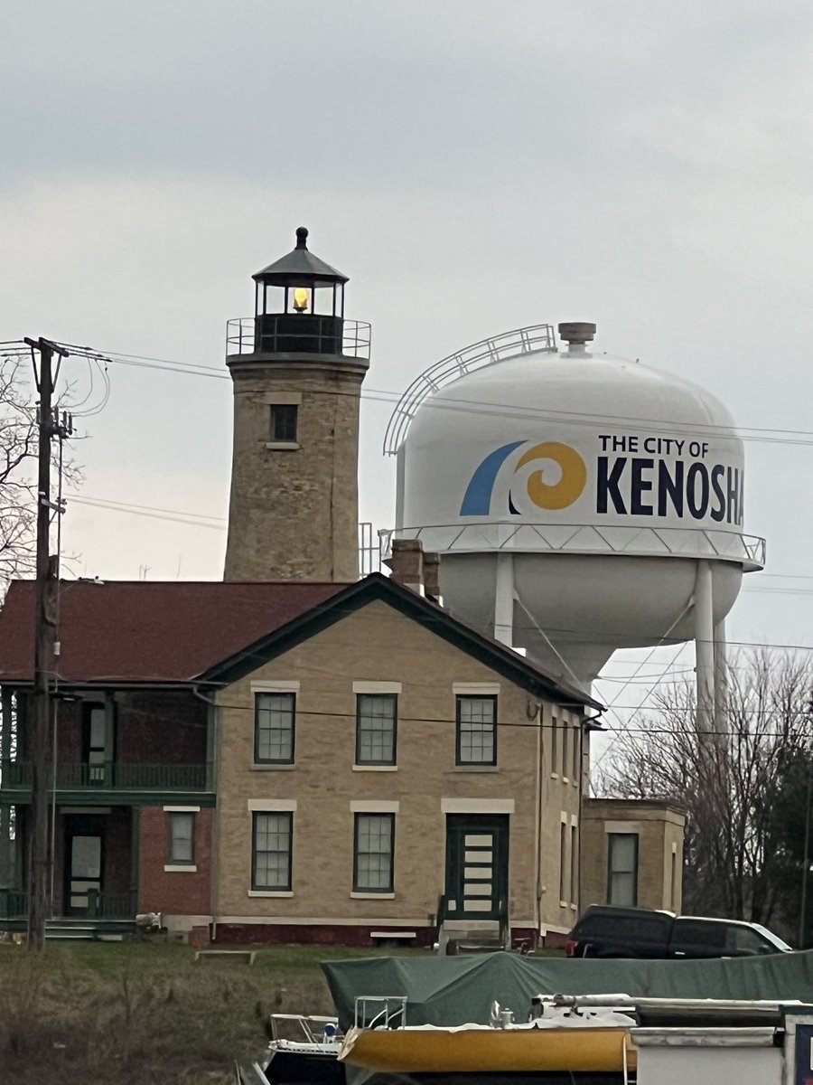 DorianSinnott's tweet image. Oh, hey. Since I forgot to mention… I’m in Kenosha, WI for the Slay the Lake author event at the Final Girl Bar tonight!
It was a 13 hour drive from New York, but I’m here! And indulging in lots of cheese and beer 🧀🍻