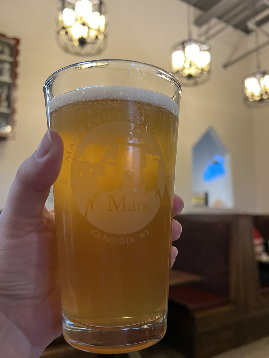 DorianSinnott's tweet image. Oh, hey. Since I forgot to mention… I’m in Kenosha, WI for the Slay the Lake author event at the Final Girl Bar tonight!
It was a 13 hour drive from New York, but I’m here! And indulging in lots of cheese and beer 🧀🍻