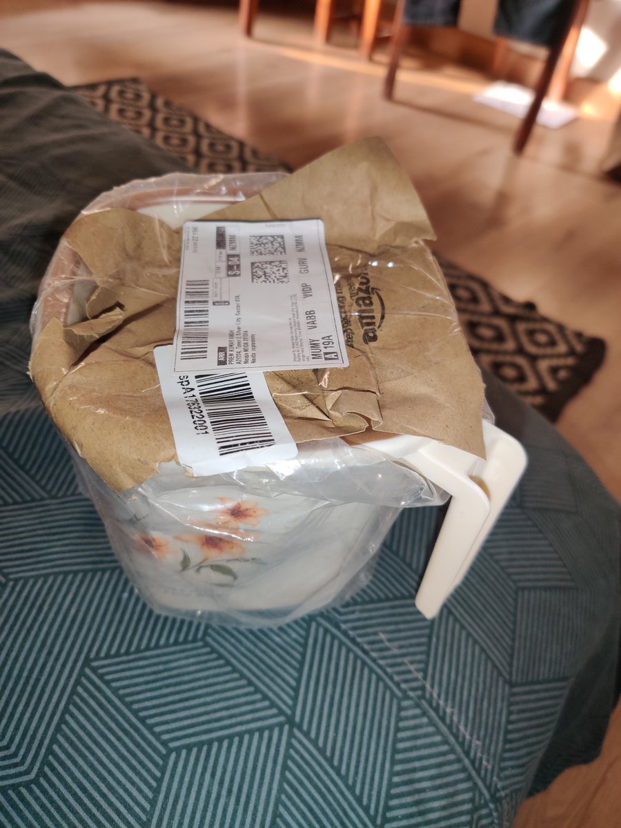 prem253500's tweet photo. #Amazonindia ordered set of two mugs but there is only one mug delivered . https://t.co/9uFofu42QU