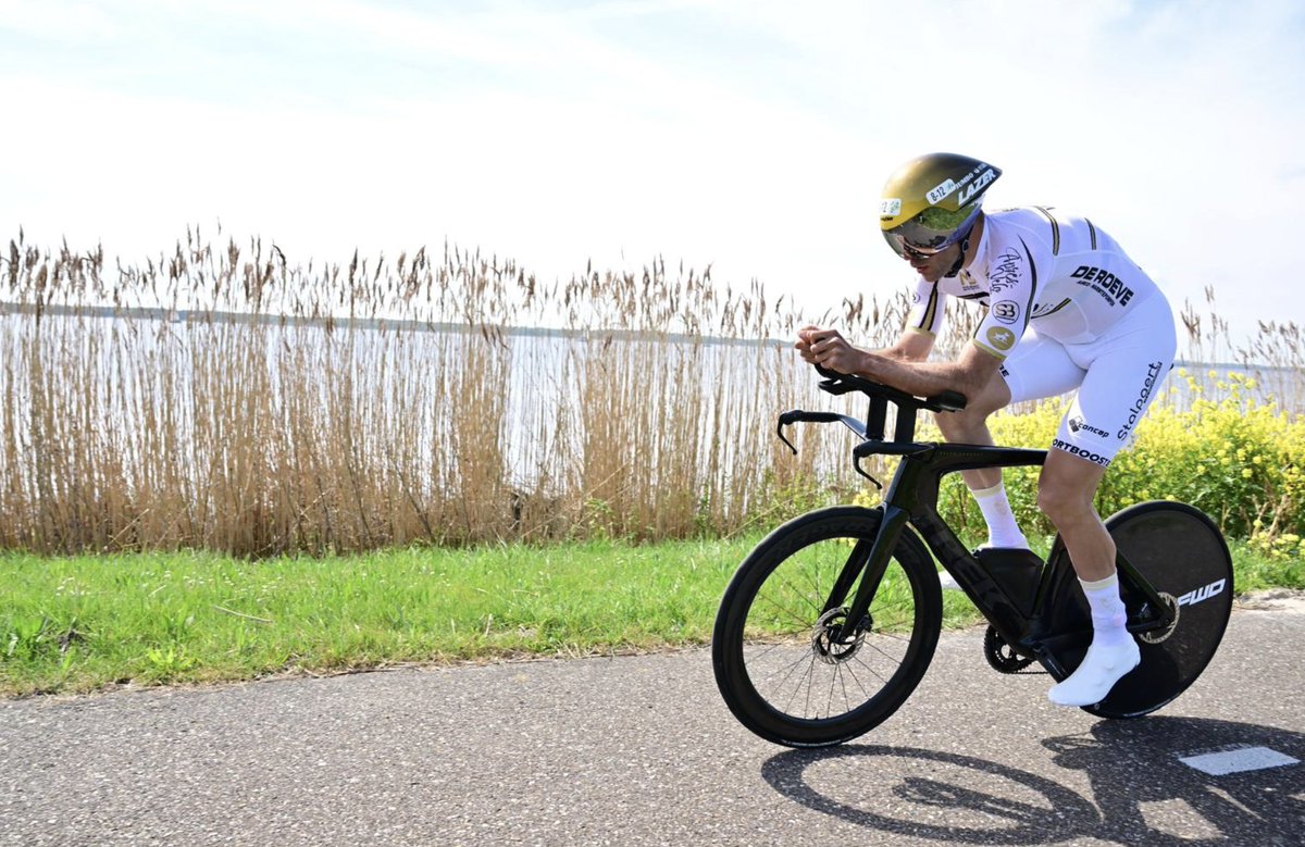 Het geluid van dichte achterwielen, de strijd tegen de elementen en het gevecht voor luttele seconden! De Vanquish Tijdrit Almere in volle gang!