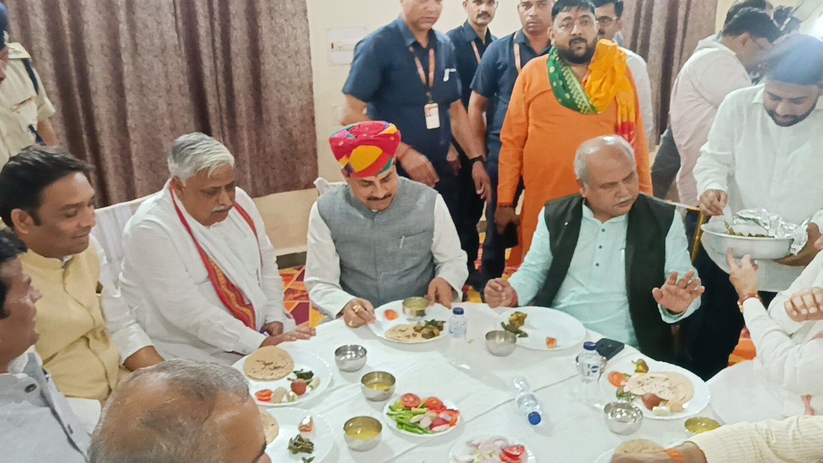 Dr Mohan Yadav (@drmohanyadav51) on Twitter photo मुरैना में सांसद श्री शिवमंगल सिंह तोमर जी के सुपुत्र डॉ. सौरव के वैवाहिक समारोह के शुभ अवसर पर सम्मिलित हुआ एवं नवदंपति को भावी जीवन के लिए शुभ आशीर्वाद एवं मंगलकामनाएं दी।
इस अवसर पर माननीय विधानसभा अध्यक्ष श्री <a href="/nstomar/">Narendra Singh Tomar</a> जी साथ रहे और उपस्थित अन्य जनप्रतिनिधियों से भेंट कर मुरैना में सांसद श्री शिवमंगल सिंह तोमर जी के सुपुत्र डॉ. सौरव के वैवाहिक समारोह के शुभ अवसर पर सम्मिलित हुआ एवं नवदंपति को भावी जीवन के लिए शुभ आशीर्वाद एवं मंगलकामनाएं दी।
इस अवसर पर माननीय विधानसभा अध्यक्ष श्री <a href="/nstomar/">Narendra Singh Tomar</a> जी साथ रहे और उपस्थित अन्य जनप्रतिनिधियों से भेंट कर