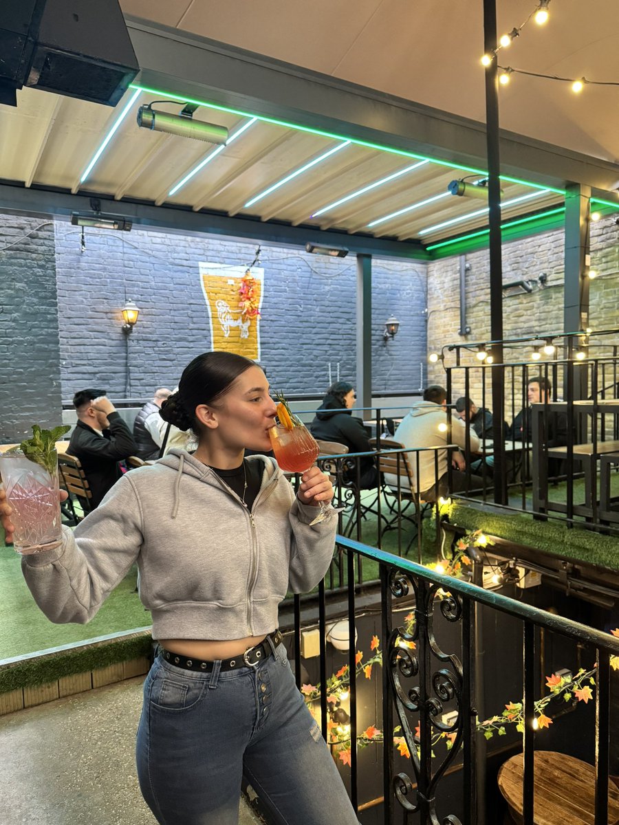 The perfect spot to chill over the Bank Holiday Weekend, with a glass or two of refreshing Spritz!

#bankholiday #weekend #bankholidayweekend #weekendvibes #weekendfeel #spritz #feelslikesummer #shardlondon #shardview