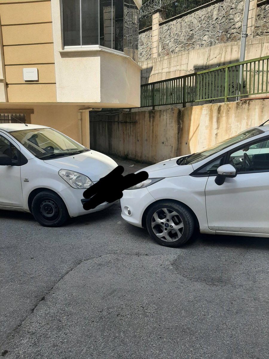Samedoztrk's tweet photo. Hamidiye mah. gazi sk. no:21 binamızın girişi düzensiz araç parkları yüzünden kapanıyor. Binamızda engelli sakinimiz ve bebeği olan komşularımız var. Tekerlekli sandalye ve bebek arabasıyla binamıza giremiyoruz. Bu sorunumuza bir çözüm bulmanızı rica ediyorum @Cekmekoybeltr https://t.co/ygrwcf0mv6