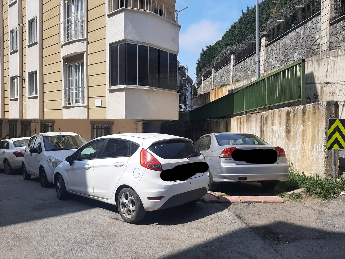 Samedoztrk's tweet photo. Hamidiye mah. gazi sk. no:21 binamızın girişi düzensiz araç parkları yüzünden kapanıyor. Binamızda engelli sakinimiz ve bebeği olan komşularımız var. Tekerlekli sandalye ve bebek arabasıyla binamıza giremiyoruz. Bu sorunumuza bir çözüm bulmanızı rica ediyorum @Cekmekoybeltr https://t.co/ygrwcf0mv6