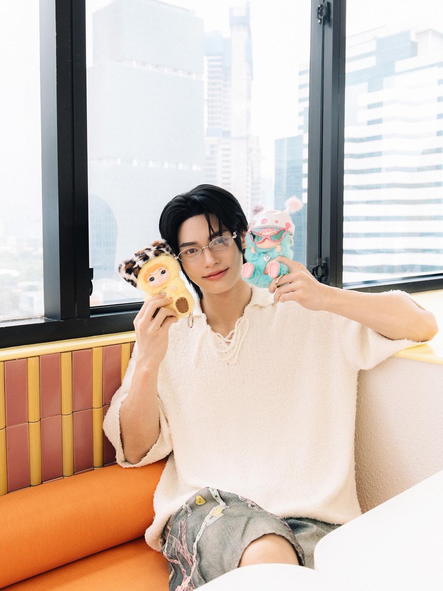WINterSBP_'s tweet photo. Winmetawin IG update 

With my new friends WAKUKU 💛🩵

Win​ Metawin
#winmetawin @winmetawin
#snowballpower https://t.co/GF7Uvwd8GN