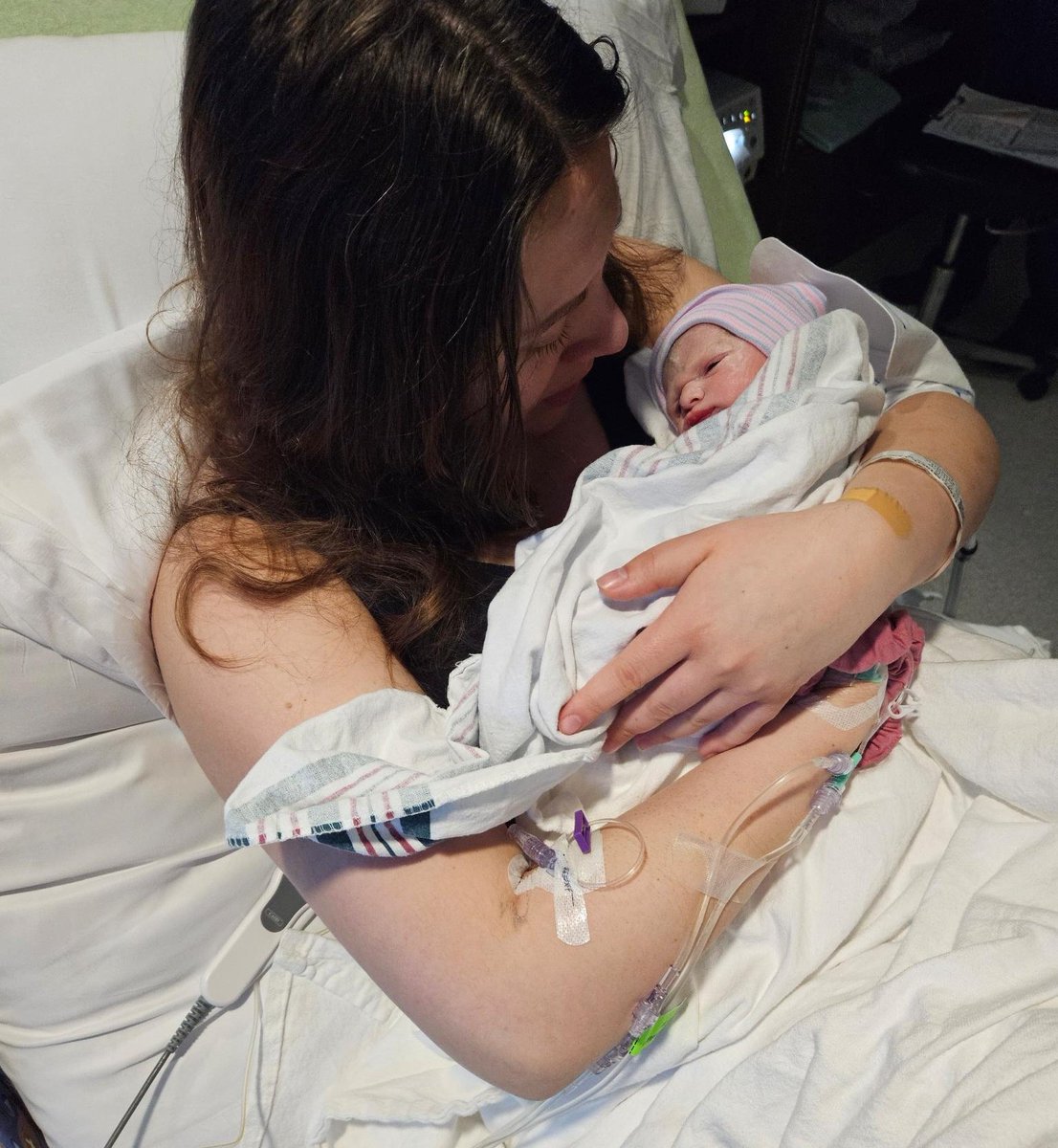 abbythelibb_'s tweet image. He's ok, and he cried on his own. 3lbs 14oz. I got to hold him just for a couple minutes before he went off to the NICU.