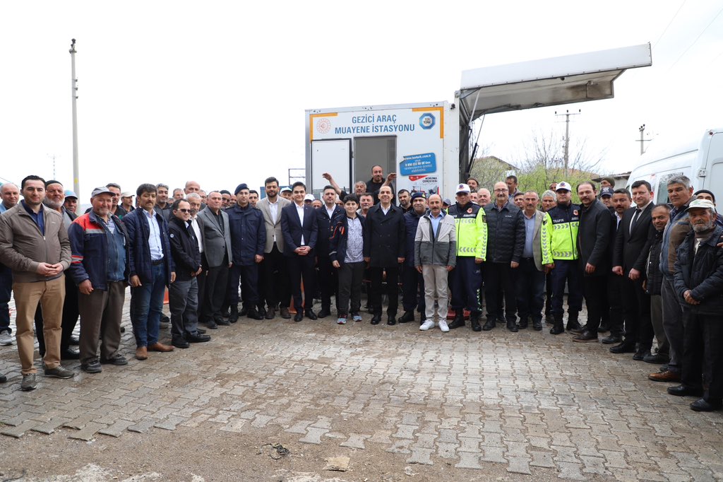 Valimiz Sn. <a href="/firattasolar/">M. Fırat Taşolar</a>, Yapraklı Kaymakamı Sn. Mehmet İbrahim Tiyek, İl Genel Meclisi Başkanı Sn. Ahmet Ulusoy, İl Jandarma Komutan Yardımcısı J. Kd. Alb. Sn. Güney Yücedağ ile birlikte Yapraklı ilçemizin İkizören köyünde traktör muayenesi için kurulan Gezici Araç Muayene