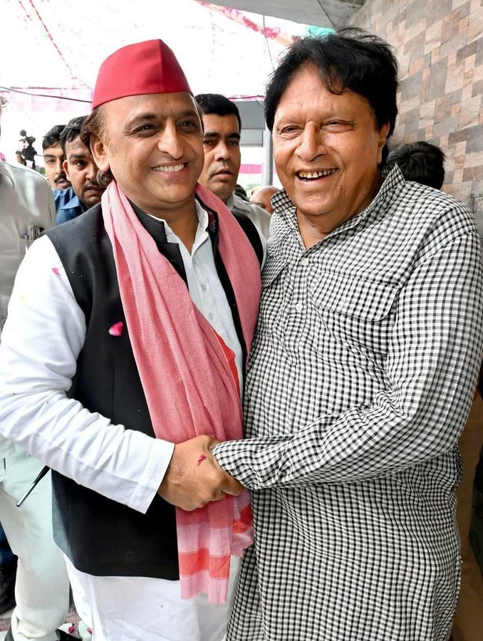 आज समाजवादी पार्टी के प्रमुख मां.अखिलेश यादव जी ने सांसद रामजीलाल सुमन के घर जाकर हौसला बढ़ाकर साफ संकेत दिया, काफ़िले में दस हजार से ज्यादा गाडियां रही!
दलित नेता के आवास पर कुछ दिनों से आतंक मचा रही छोटी-मोटी सेना की भीड़ को किनारे लगना पड़ा
#PDA 
#akhileshyadav #Samajwadiparty